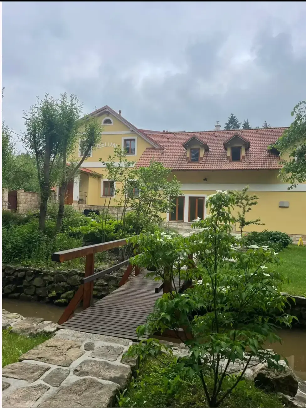 The garden and footbridge at Centrum Živá Voda